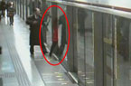 女子用脚卡门拦地铁被拘