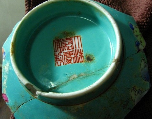 嘉庆粉彩松石绿地博古纹婴戏碗标本--艺术收藏--人民网