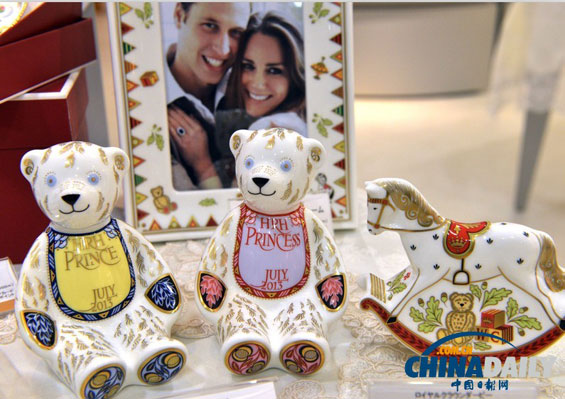 7��17�գ����ձ�������һ��Ӣ���ʹڵ±ȴ�ר�����ڣ�Ӣ���������ӺͿ�����������Ƭǰ�ڷ��ŷֱ�д�����Ӻ͹���������̩���ܼ���Ʒ������Ӣ�����ұ��������󣬵�ҽ�����Ӥ�����Ա���������Ԥ�����ʼ�������ɫ��̩���ܡ�Ӥ��������Ҳ����д��̩���ܵ�Χȹ�ϡ�