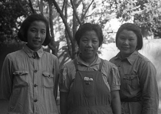 从左至右：彭德怀的妻子浦安修，周恩来的妻子邓颖超，朱德的妻子康克清，1944年