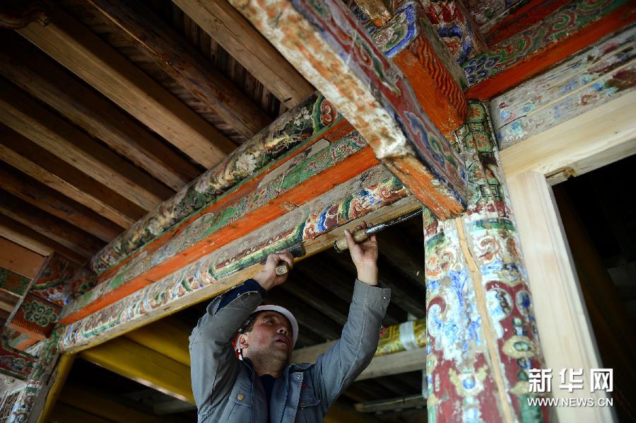 149月2日,一位工人在拉卜楞寺嘉木样寝宫修缮现场进行木质构件的