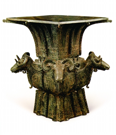四羊铜尊，此器采用了圆雕与浮雕相结合的装饰手法，将四羊与器身巧妙地结合为一体。
