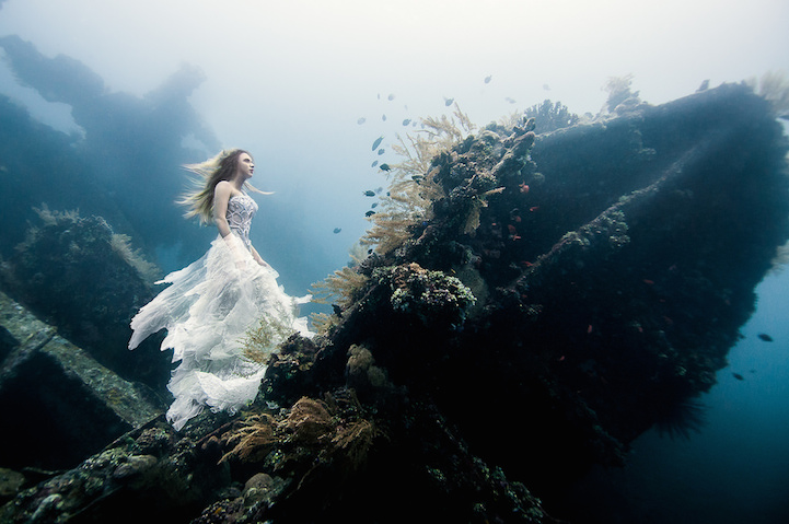 ˮ�³���Ф�񻭣�Underwater shipwreck portraits in Bali by Benjamin Von Wong��