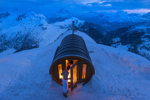 东部意大利的阿尔卑斯山区，建造在2800米高山上的桑拿浴室，摄影师：Stefano Zardini