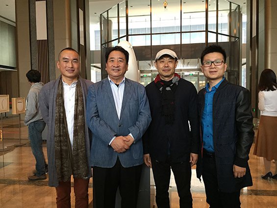 青年艺术家庞少贤（左一）、策展人王泓（右二）、策划人王重阳（右一）与参展嘉宾姜昆合影。