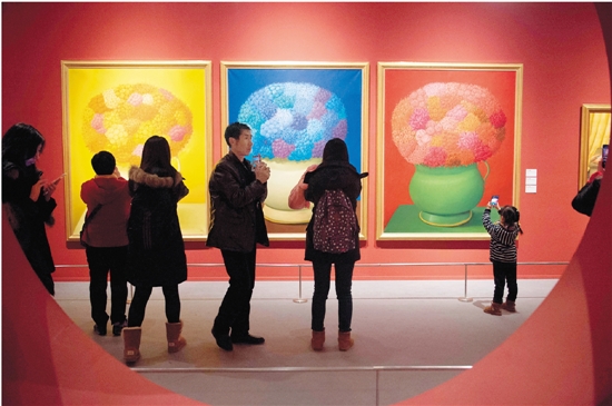 参观者在中国国家博物馆参观哥伦比亚著名艺术家费尔南多・博特罗作品展（资料图片）
