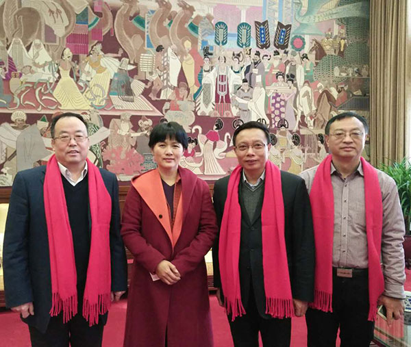 图为李建兴和中国书协理事胡秋萍(左二,程秉洲(左三,苏连旺(左四)