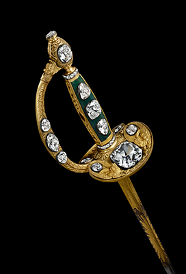 执政官之剑，也被称为“拿破仑一世的加冕之剑”马利艾虔・尼铎（Marie-Etienne Nitot ）、军械师尼古拉-诺埃・布台（Nicolas-No?l Boutet）以及金匠让-巴提斯特-克劳德・奥迪奥特（Jean-Baptiste-Claude Odiot），1802 年。材质：金、鸡血石、宝石、玳瑁、钢和皮革。枫丹白露博物馆藏品。这把剑是尼铎应拿破仑之令而作，此次是它首次离开法国参加展览。拿破仑要求使用璀璨炫目的法国皇冠珠宝，尤其是美轮美奂的“摄政王”钻石，这颗重140 克拉的传奇美钻目前保存在卢浮宫。1804年12月2日，拿破仑正是佩戴着这把剑在巴黎圣母院举办了加冕大典。