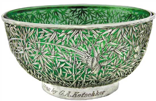 Ҷο   Glass bowl with Openwork Silver Base with Bamboo Leaf Design    ͨߣ10.6cmھ20.6cm׾11.5cmأ463gأ806g ʶWH90   ղؽСһȣ۸ʮ˵йࡢḻʱڣҵľʹڹպ϶㹦򣬴־ƷҶοߣڣȦ㣬οչͨε֣лεһּ䣬ογǮԢԴ빤չȻտĴ̾ڲһɫ룬ͲӰȻ֮УĿĴҲʹΪͬвɶõľƷ