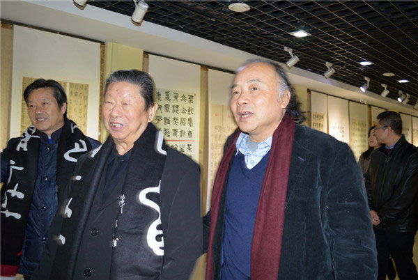 原中国美术学院院长肖峰参观展览。