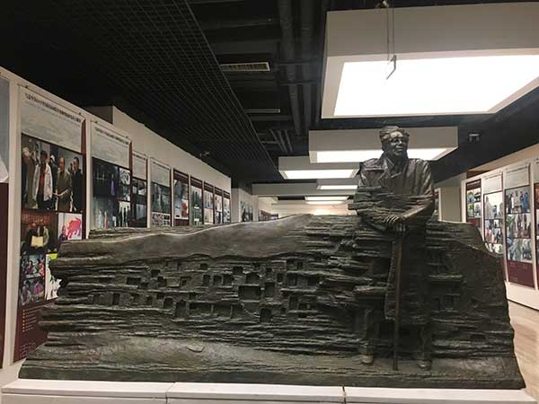 展览现场展出的作品《敦煌守护神——常书鸿》