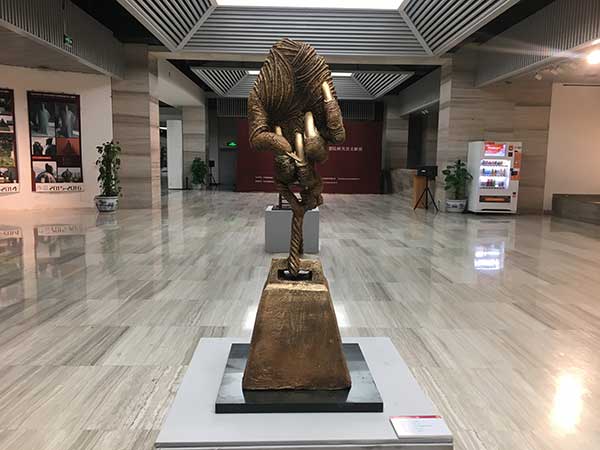 展览现场展出的作品《权衡》