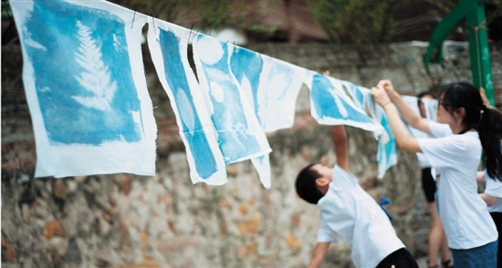 中国美术学院的志愿者们在贵州黔东南岜扒侗寨
