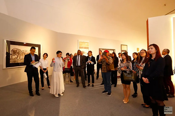 策展人红梅引导嘉宾们参观