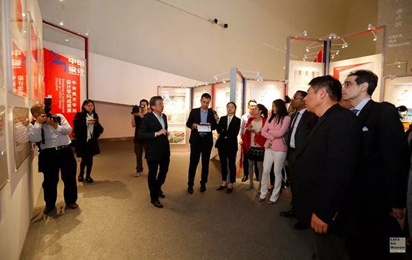 范迪安院长引导嘉宾们参观