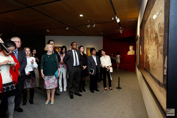 嘉宾们参观悲鸿生命艺术展