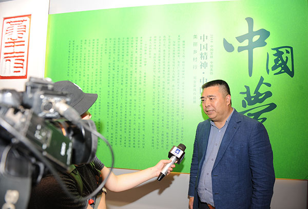 浙江省美协副主席兼秘书长骆献跃接受采访。(钱晓鸣/摄)