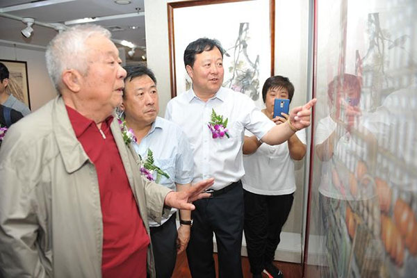 著名画家王成喜等嘉宾参观展览