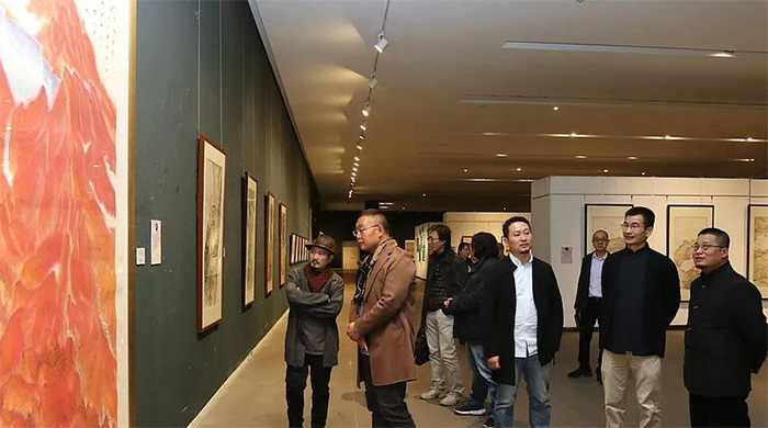 马驰、姜金军、闫勇、董玉飞、白连晟、崔强等在展览现场观看作品。