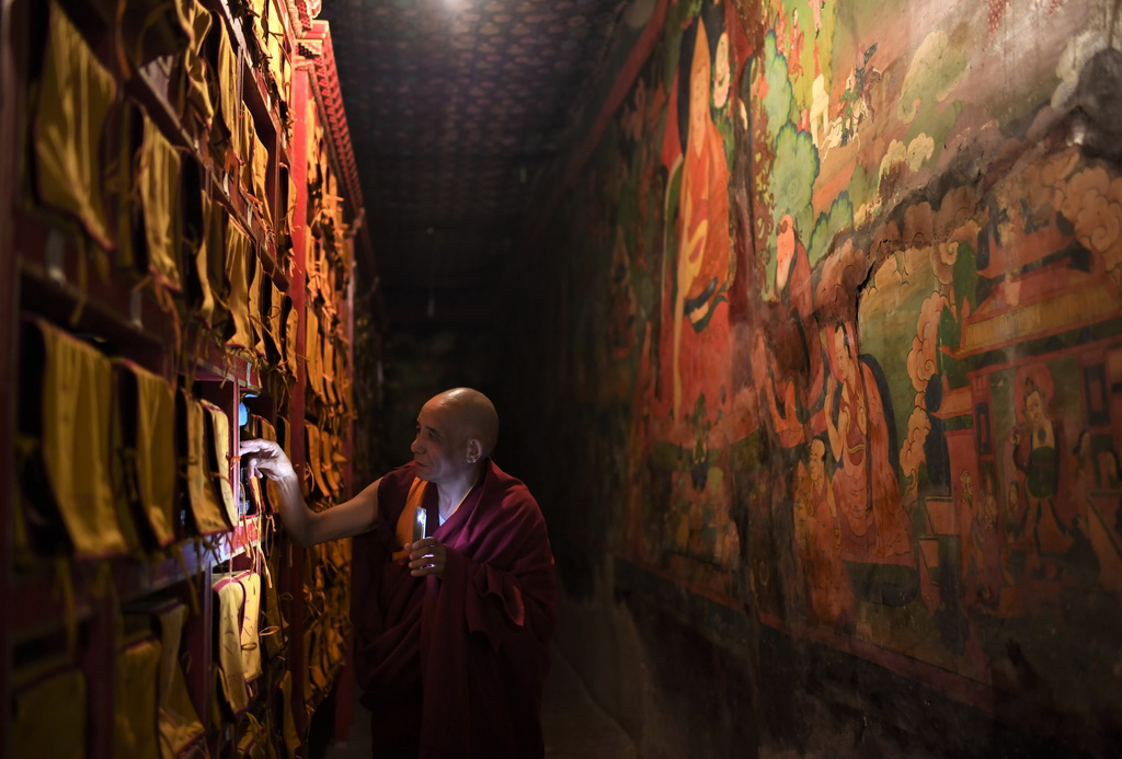 这是在布达拉宫守护了20多个年头的灯香师洛桑曲扎（2018年11月15日摄）。新华社记者 普布扎西 摄