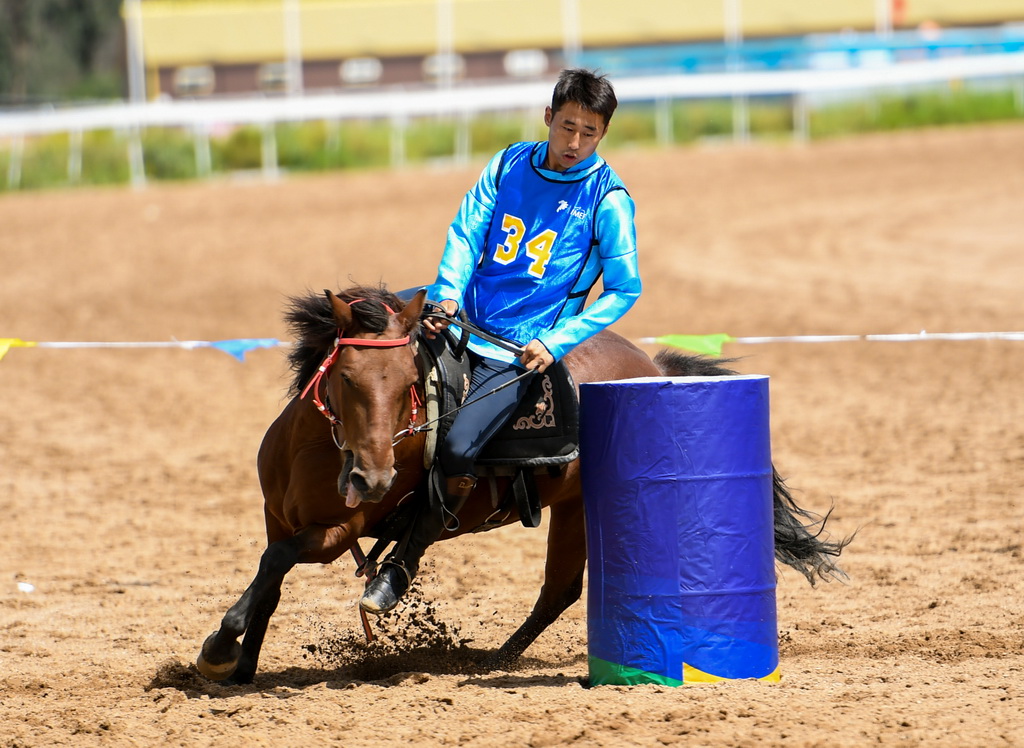 8月20日，騎手在“蒙古馬”傳統技巧表演中展示騎馬繞桶。