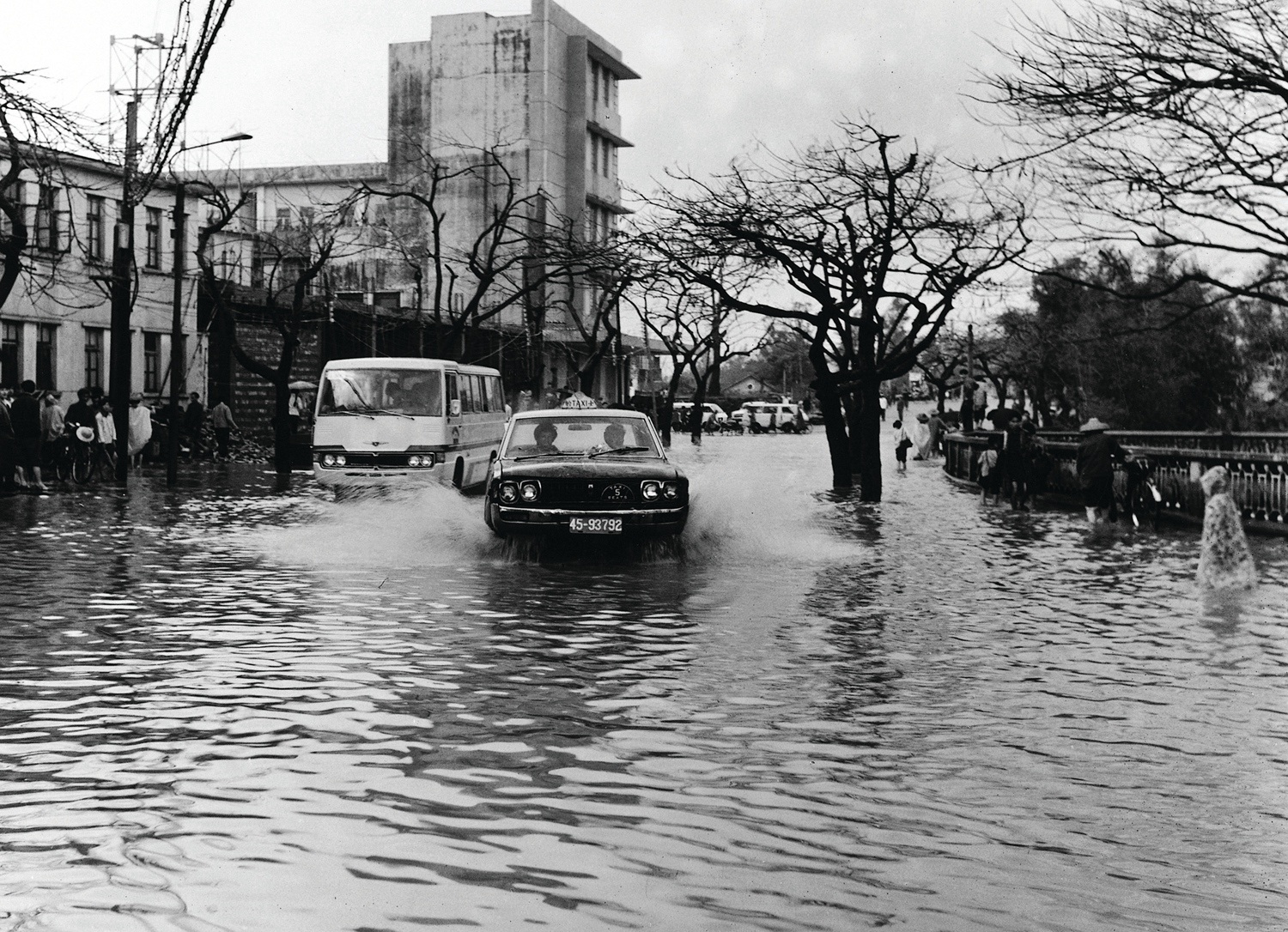 何煌友 《特大洪水，東門片區一片澤國》1979年