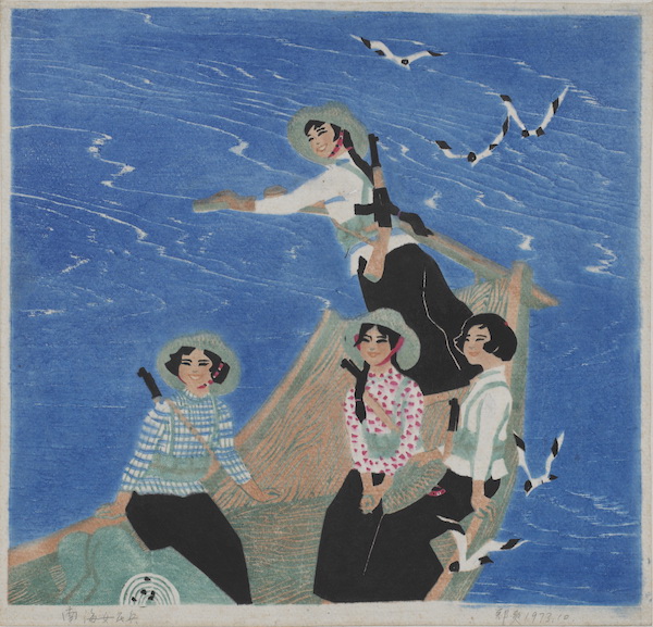 郑爽《南海女民兵》1973年。郑爽的《南海女民兵》描绘了生活在海边的女民兵肩扛枪杆的形象,以此反映新中国初期青年妇女“不爱红装爱武装”斗志昂扬的精神面貌,在一众的革命面貌中显得较为抒情而更为独特。