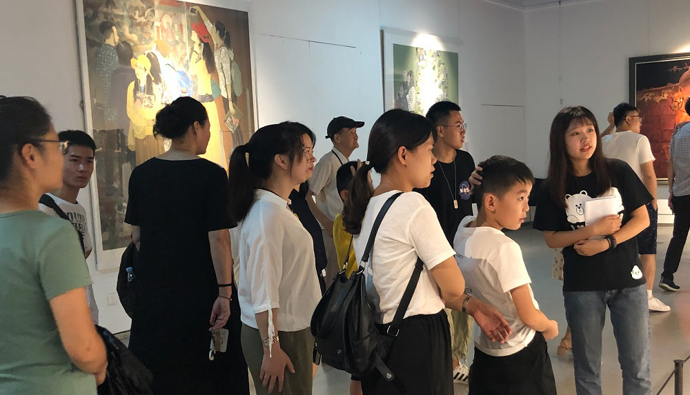 觀眾看展