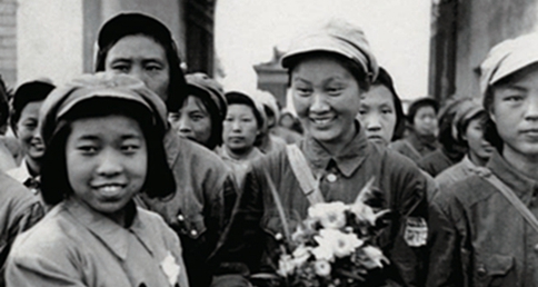 1949年，北平市工人代表團向南下工作團女同志獻花 牛畏予攝