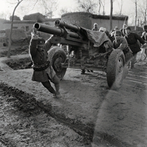 1946年，鄄南戰役中繳獲敵人的榴彈炮 高帆攝