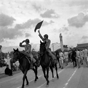 1949年10月1日，騎兵部隊通過天安門城樓接受領袖和人民的檢閱 孟昭瑞攝