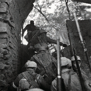 1946年8月，集寧戰役,我軍三縱隊7旅指戰員猛攻大同北關臥虎灣國民黨軍隊陣地 