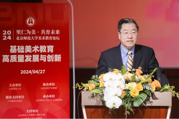  Zhou Zuoyu delivers a speech