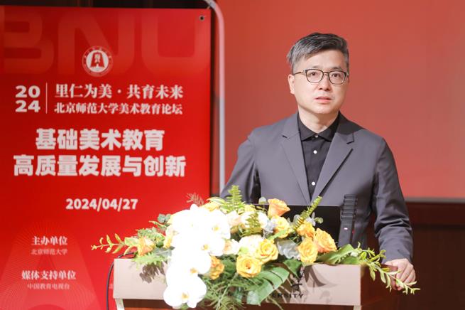  Xiao Xiangrong delivers a speech