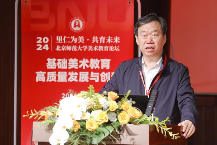  Su Junshan delivers a speech
