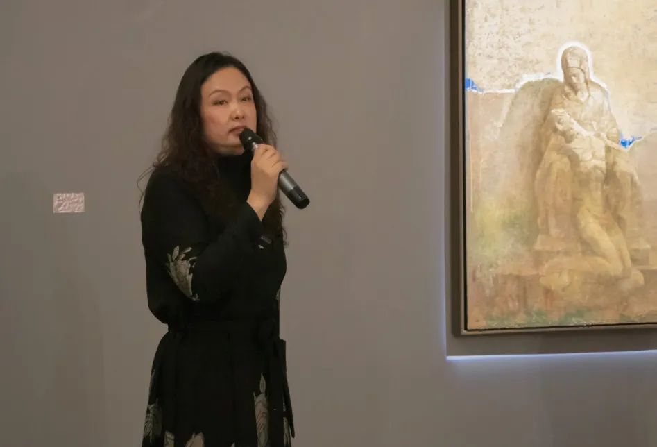 本次展覽策展人李春陽擔任開幕式主持人