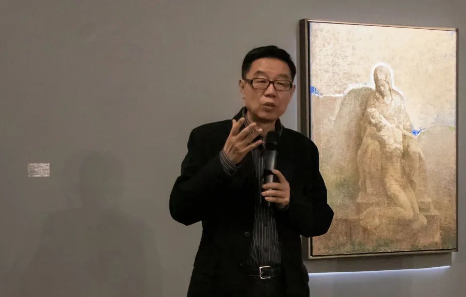  Wang Luxiang, President of Li Keran Painting Academy and Researcher of National Academy of Painting, delivers a speech