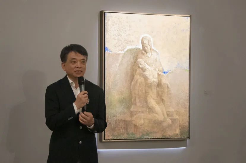  Li Xiaogang, the artist of this exhibition, delivers a speech