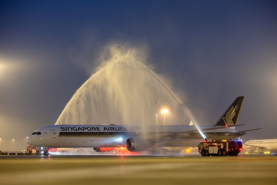 新加坡航空首航航班SQ810顺利从新加坡飞抵北京大兴国际机场，并在机场接受水门仪式以欢庆首航。