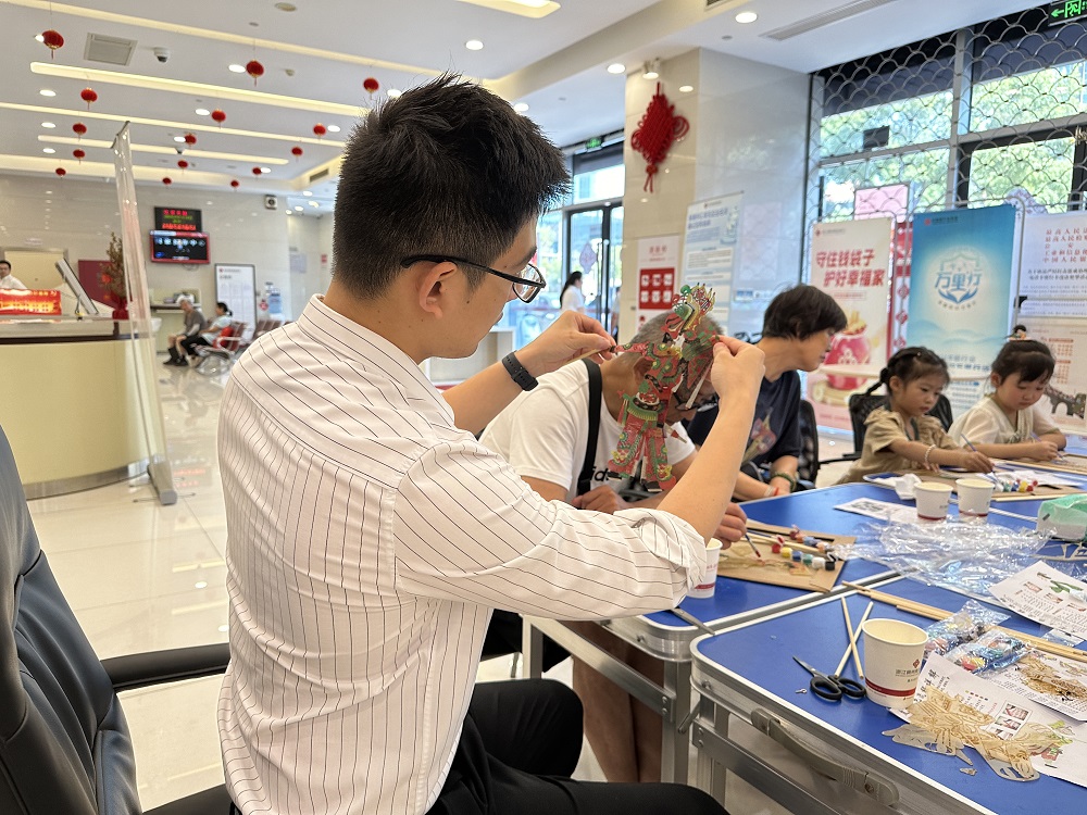网点线下非遗体验活动（浙江稠州商业银行供图）