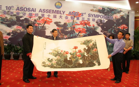 9月10日,苏州画院院长沈威峰将中国画《荷颂清风》捐赠给亚洲审计组织第十届大会,画由中国审计署审计长李金华亲笔题字命名,荷花象征清正廉洁。捐赠仪式在上海国际会议中心明珠厅举行。