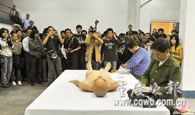 <em>艺术</em>家当众<em>裸体</em>让老太太用鞋油擦<em>身体</em>--书画--