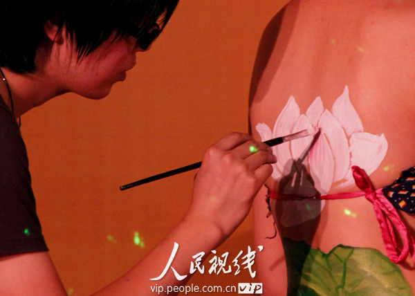 组图:人体彩绘点亮安徽黄山