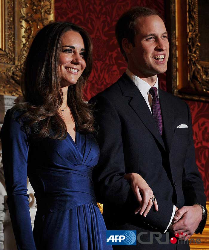 英王室宣布威廉婚讯 未婚妻展示蓝宝石婚戒