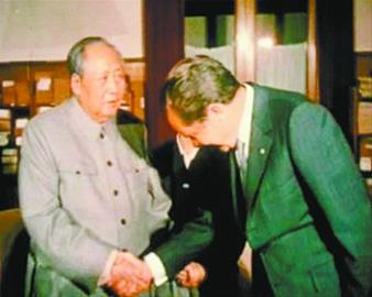 毛泽东接见外宾不受条框约束 着补丁裤见英前